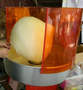ザラメを足して、大きな綿菓子作り